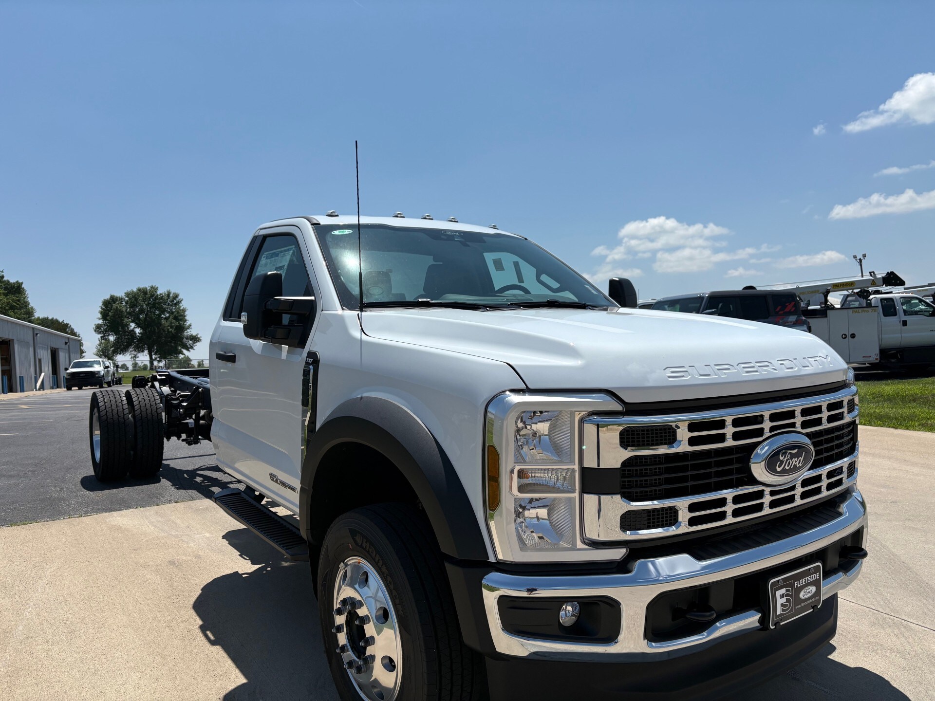 2025 Ford F-600 photo 3