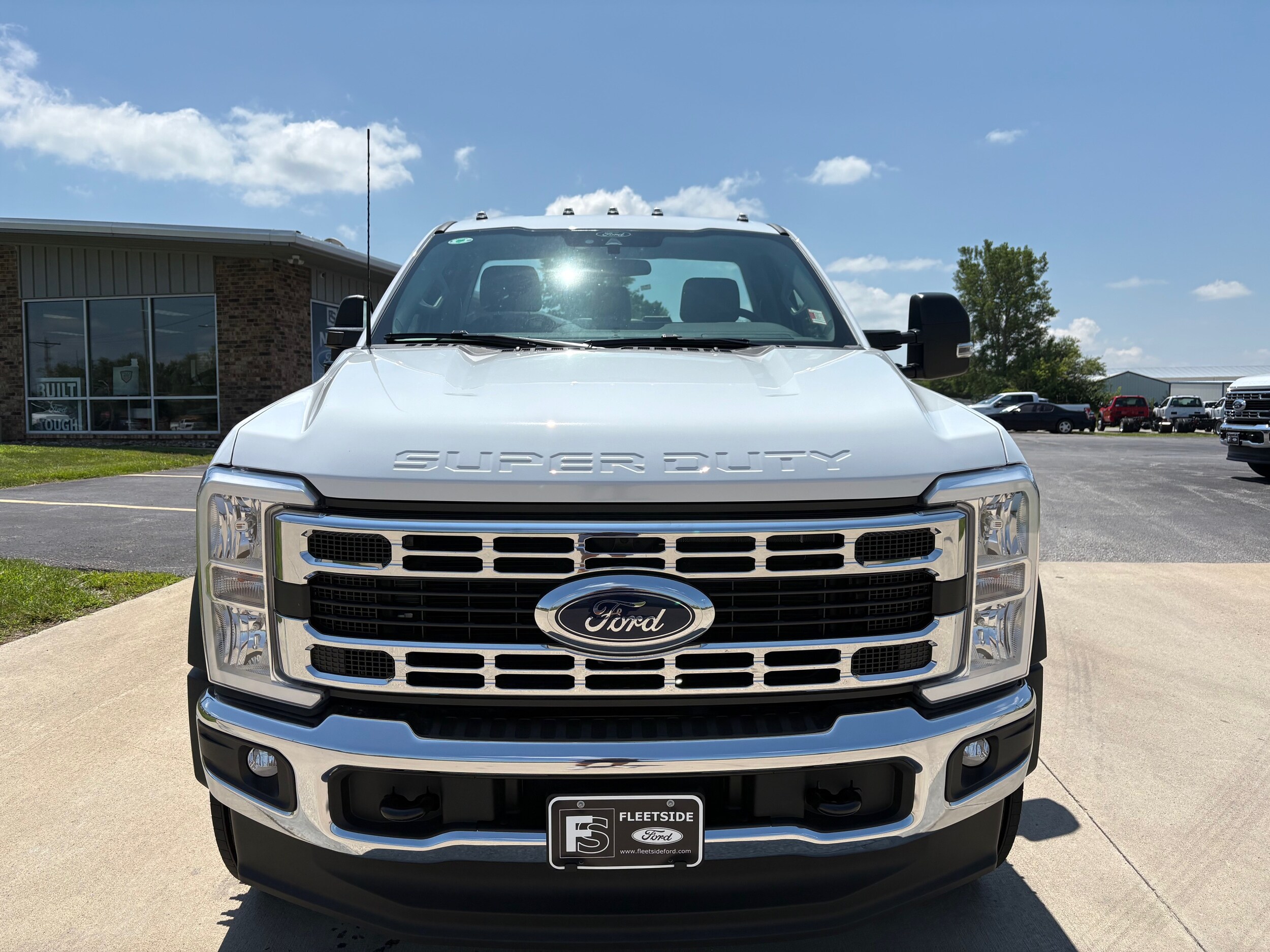 2025 Ford F-600 photo 2
