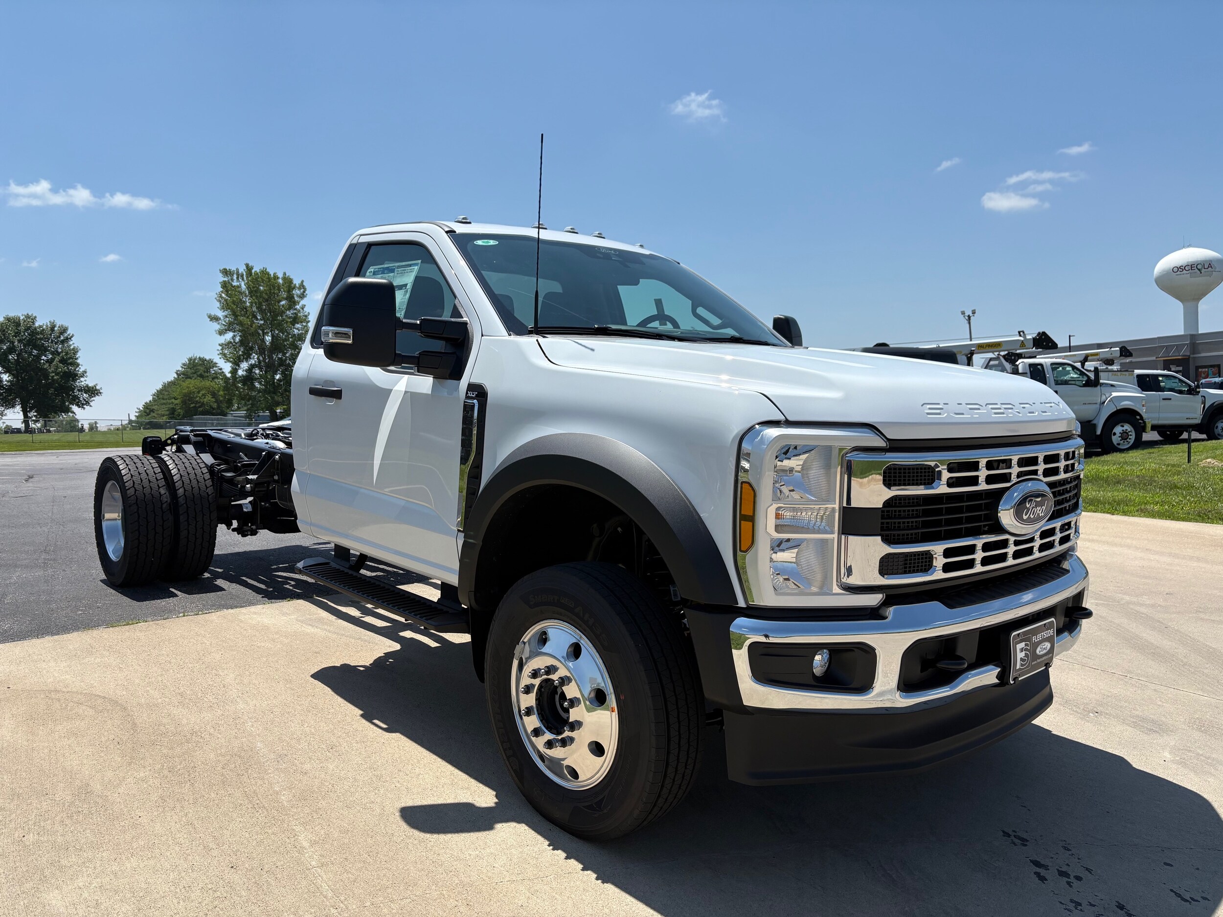2025 Ford F-600 photo 3