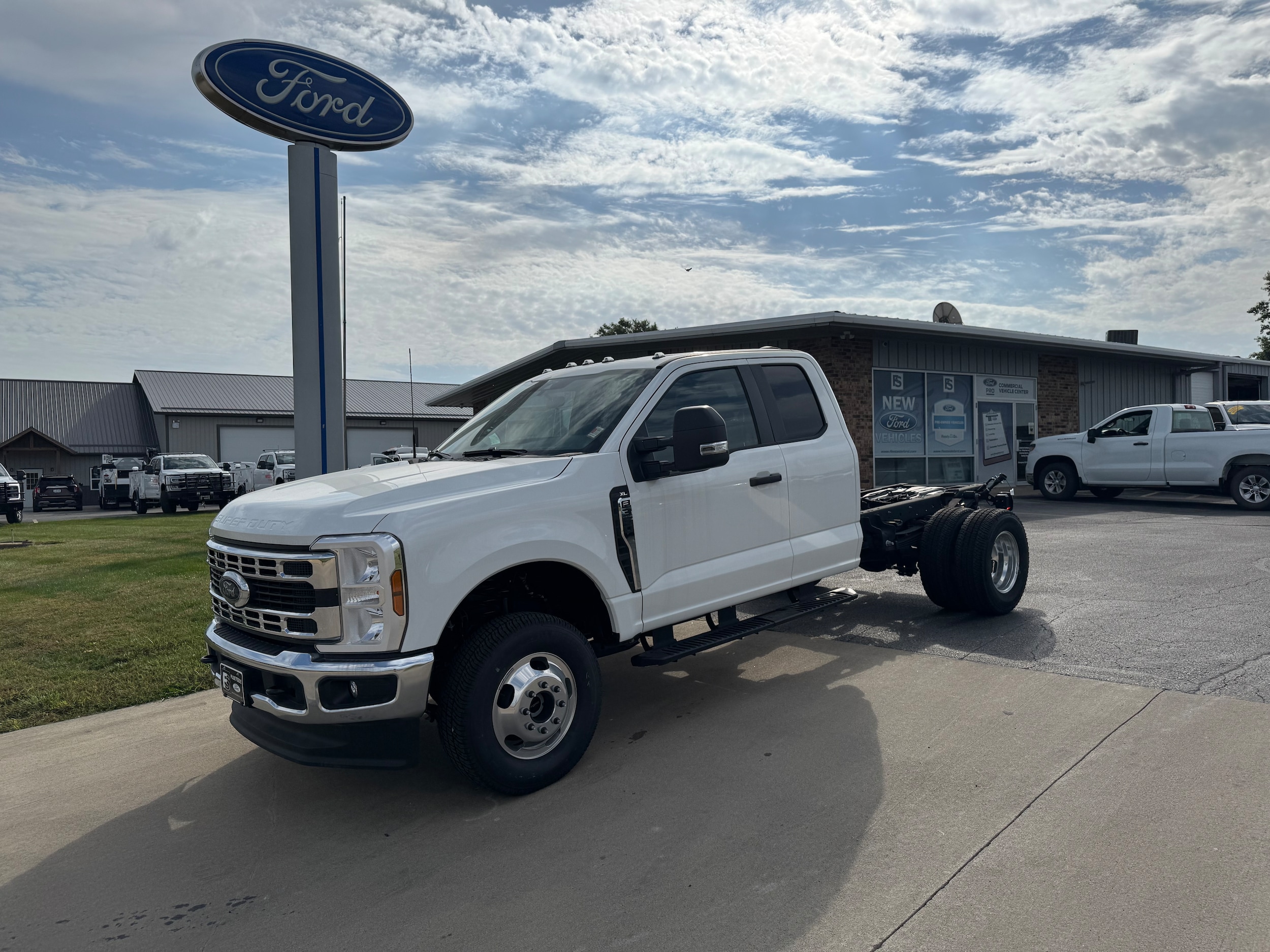2025 Ford F-350 Super Duty Chassis Cab XL's photo