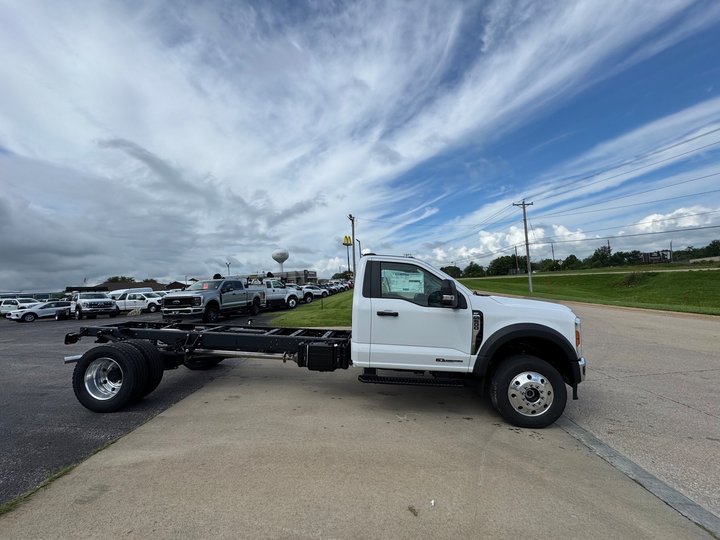 2025 Ford F-600 photo 3
