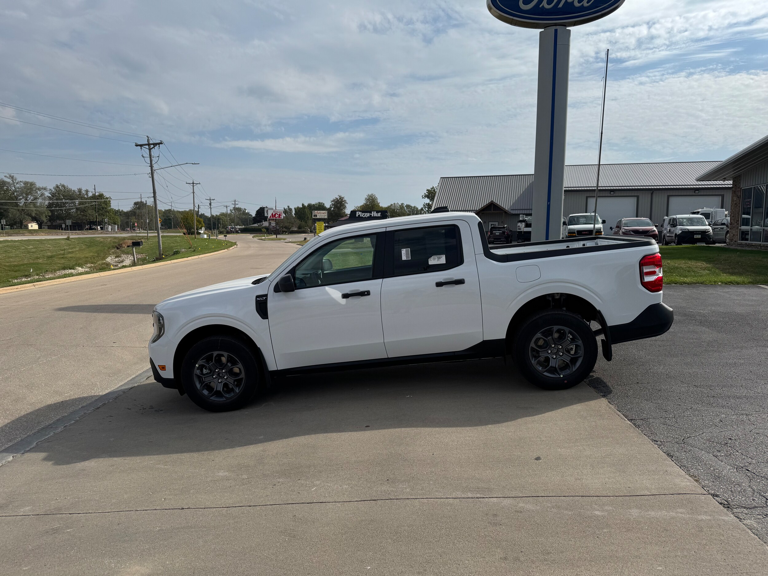 2025 Ford Maverick XLT photo 2