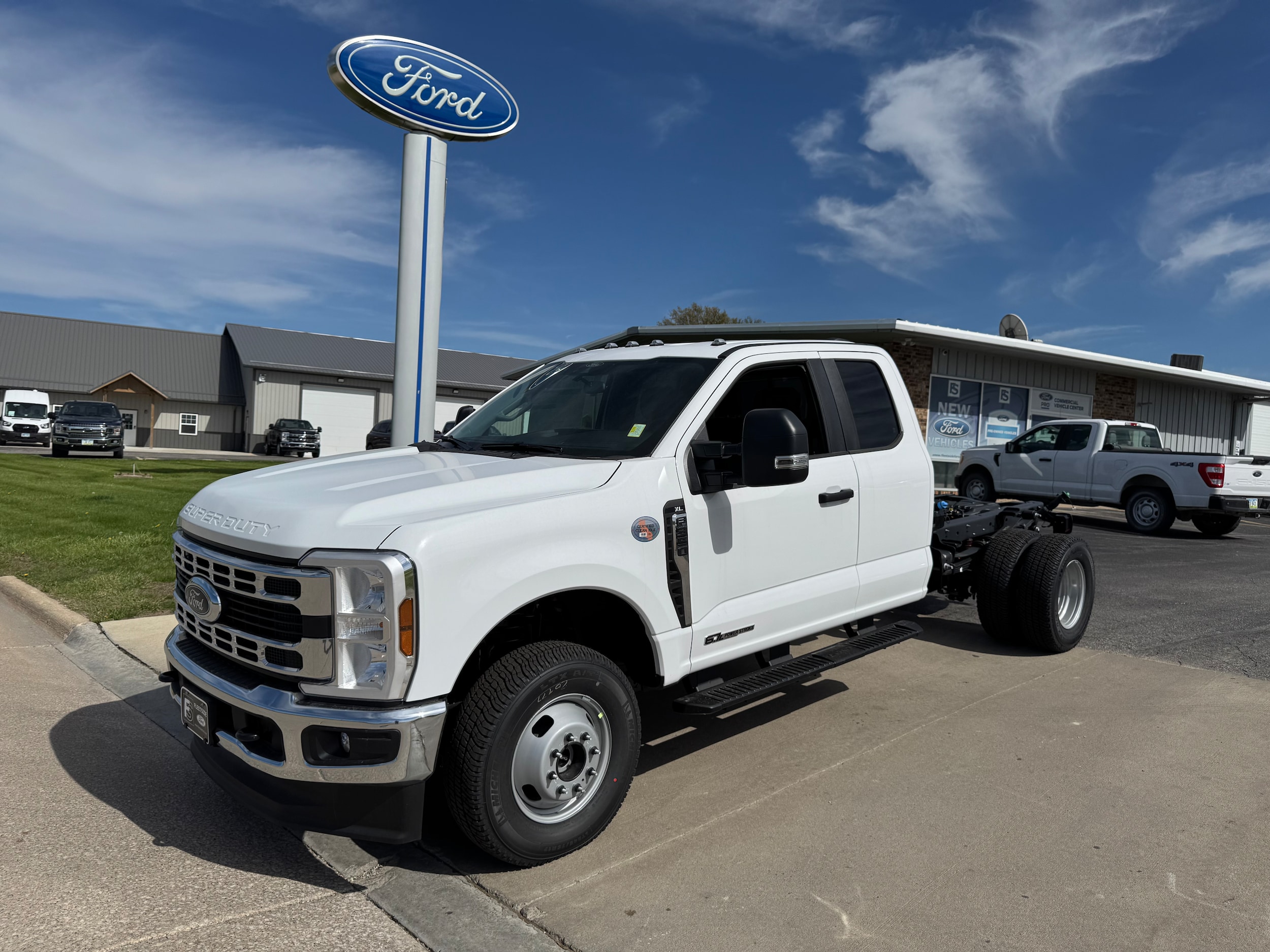 2025 Ford F-350 Super Duty Chassis Cab XL's photo