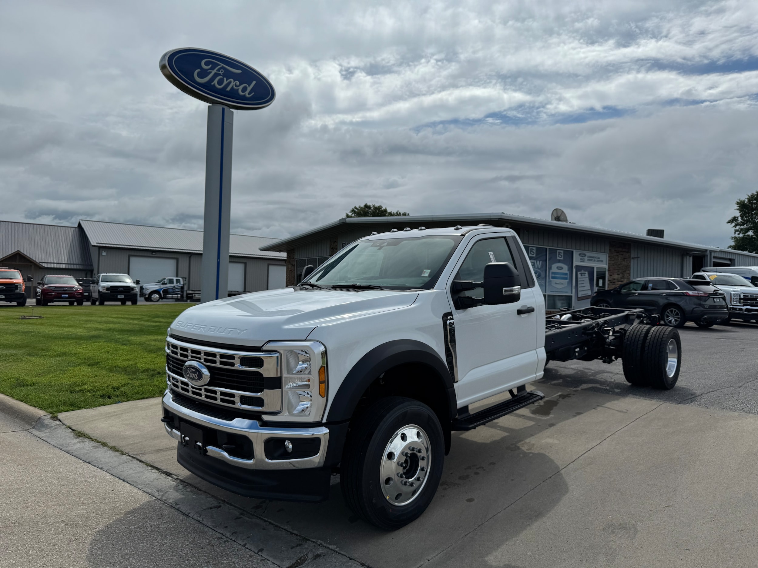 2025 Ford F-600 Super Duty Chassis Cab XLT's photo