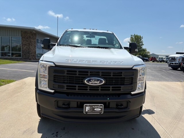2025 Ford F-600 photo 2