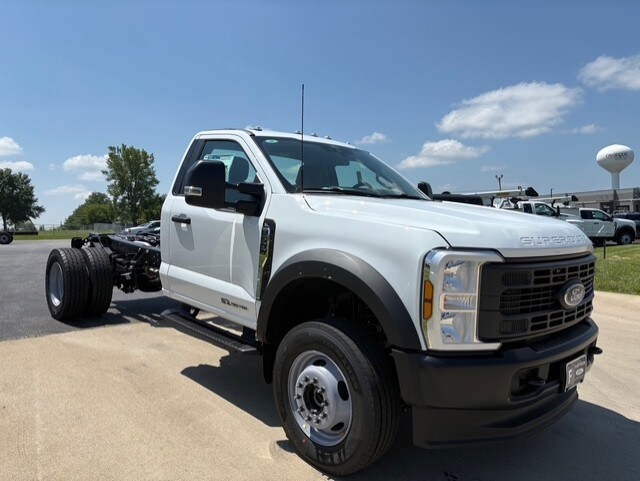 2025 Ford F-600 photo 3