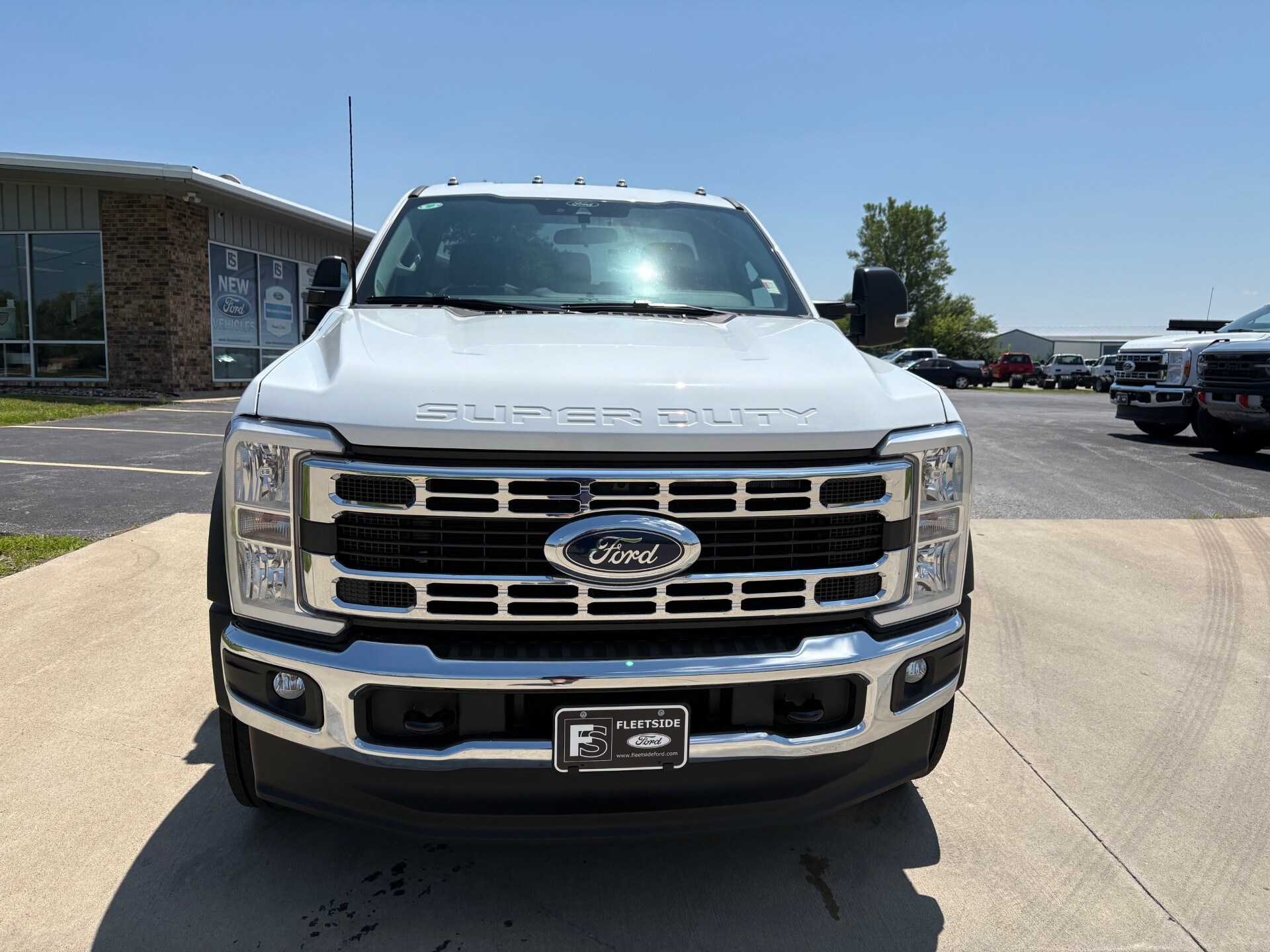 2025 Ford F-600 photo 2