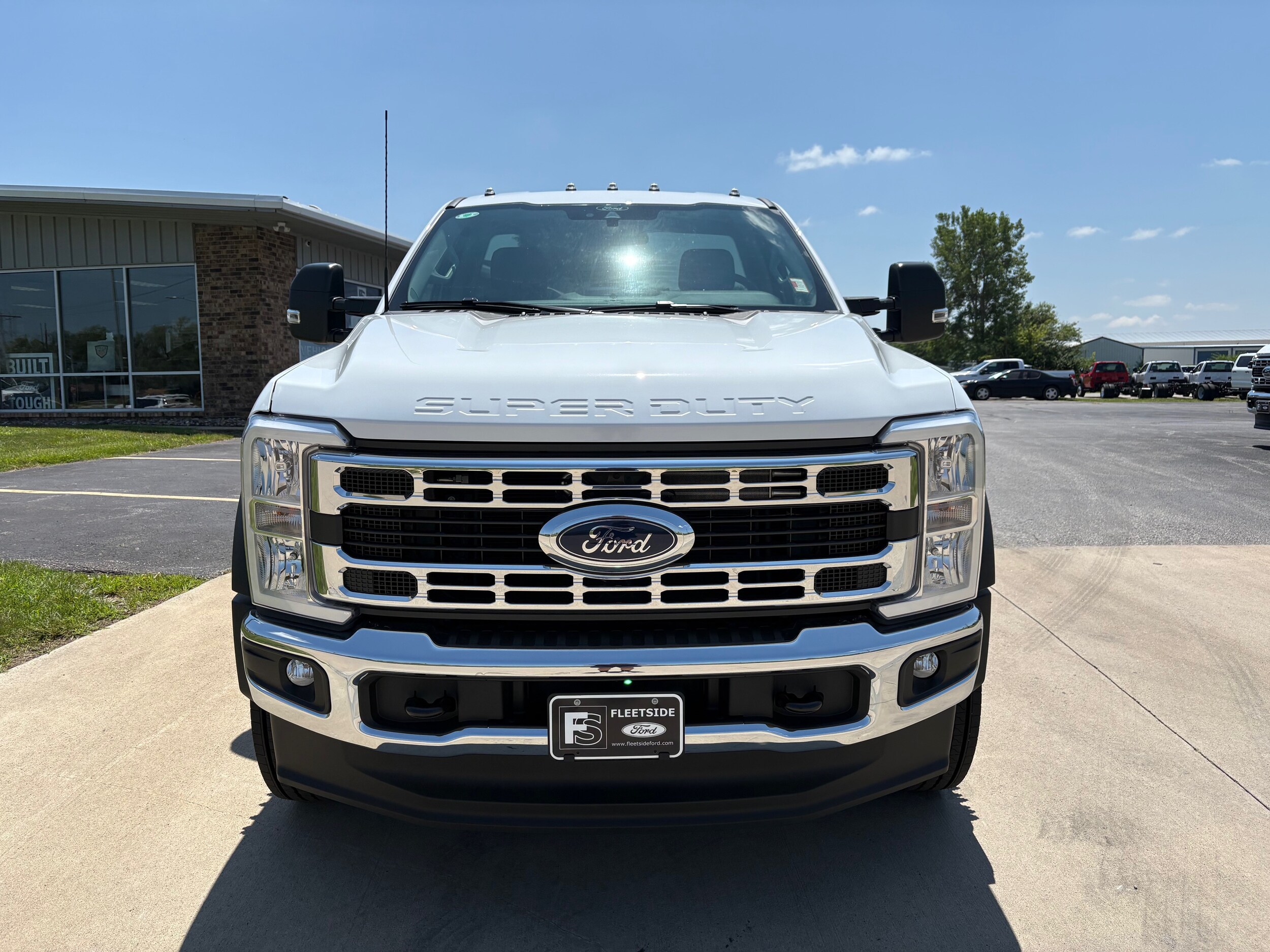 2025 Ford F-600 photo 2