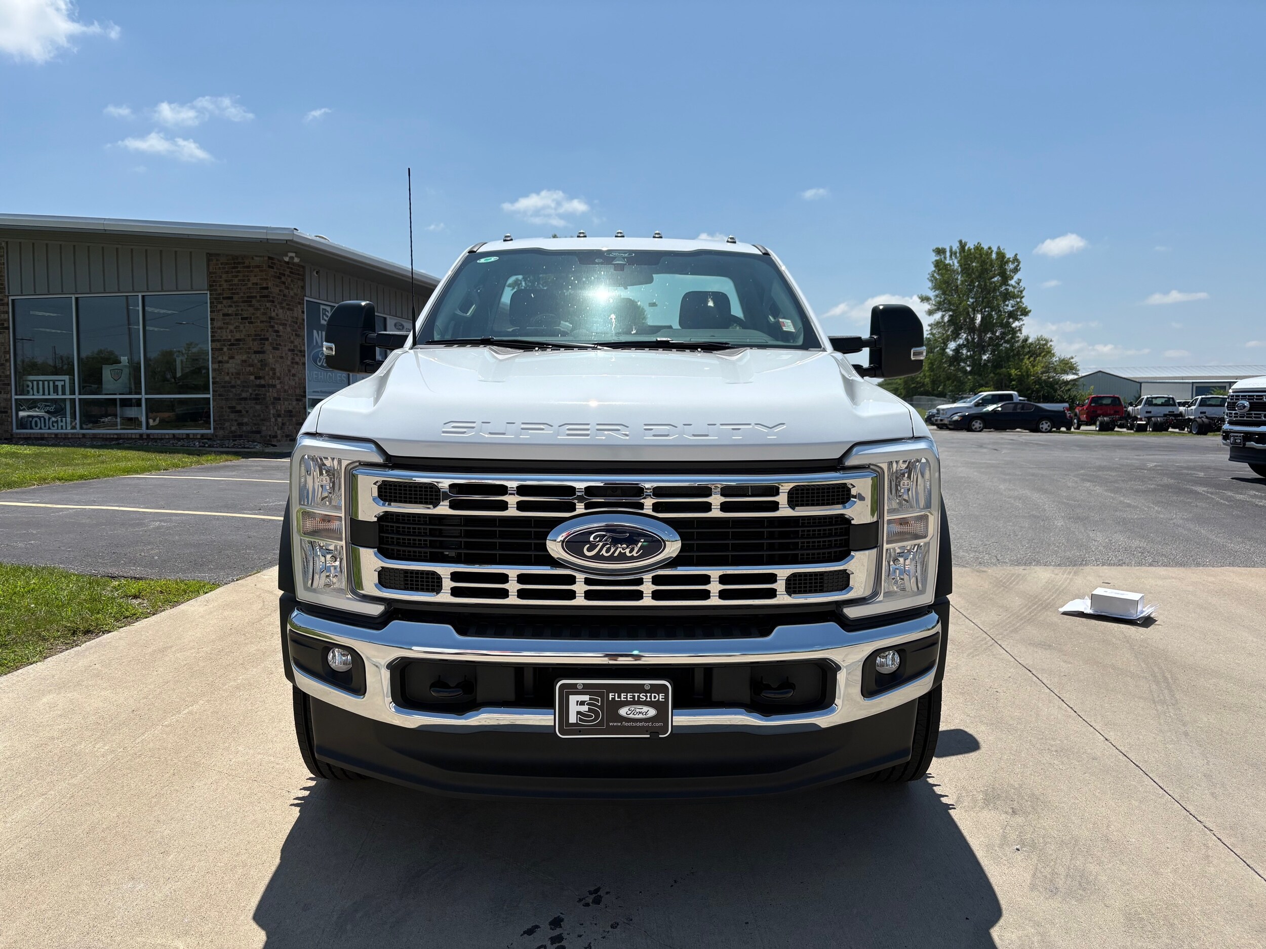 2025 Ford F-600 photo 2