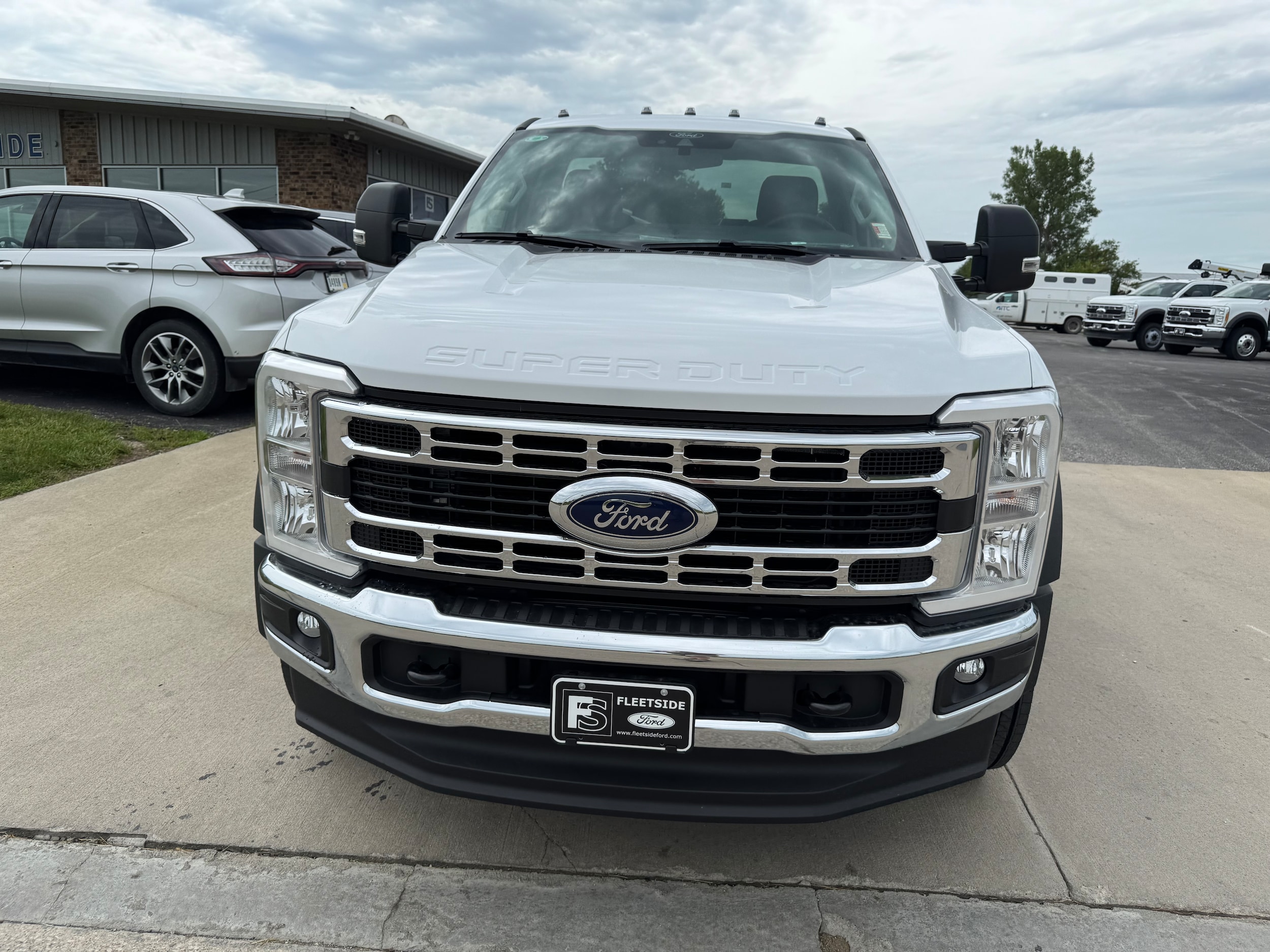 2025 Ford F-600 photo 2