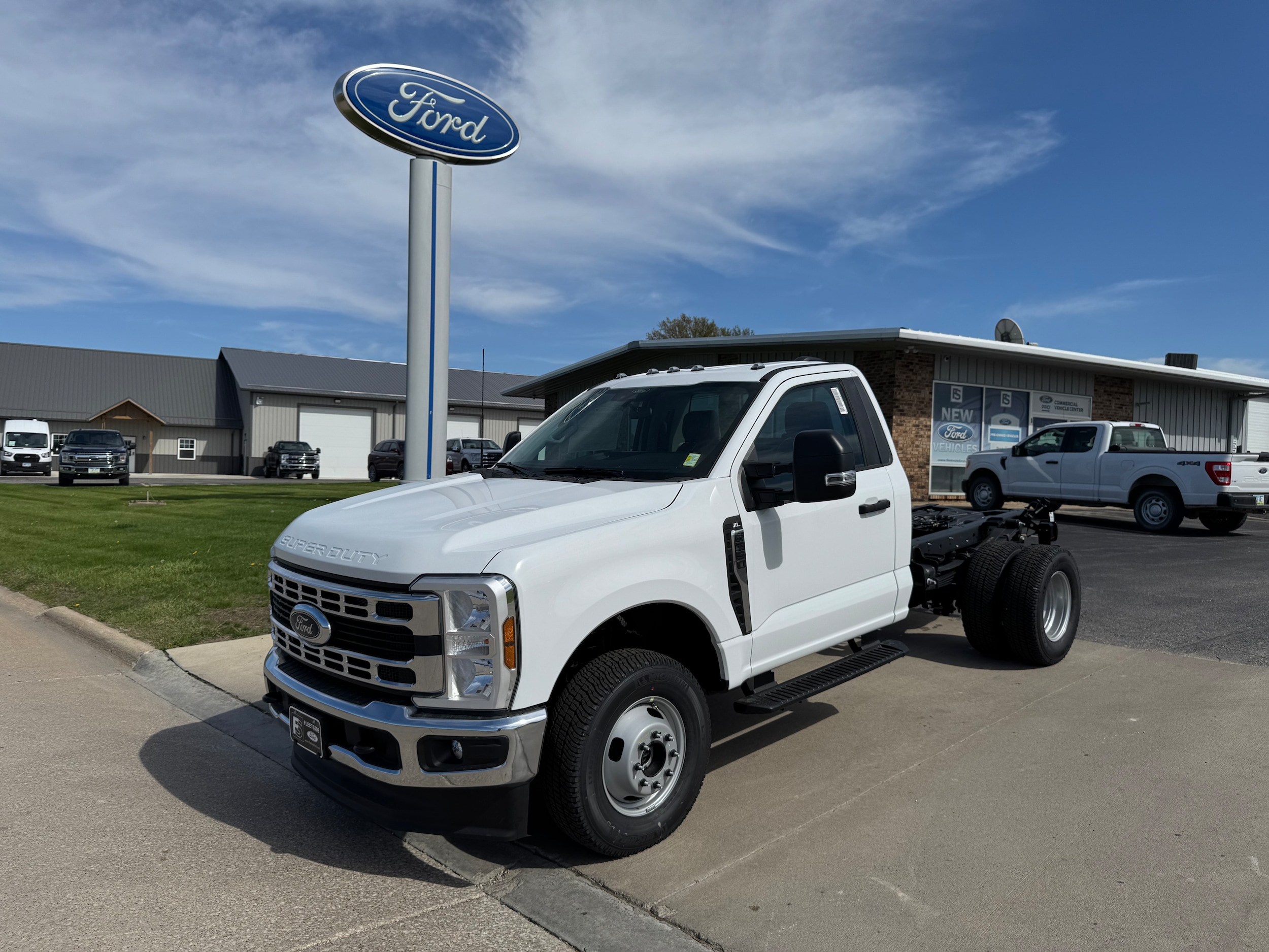 2025 Ford F-350 Super Duty Chassis Cab XL's photo