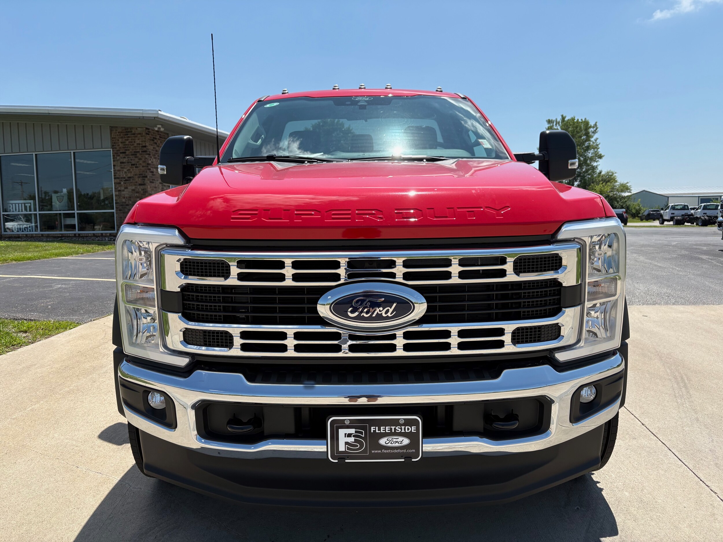 2025 Ford F-600 photo 2