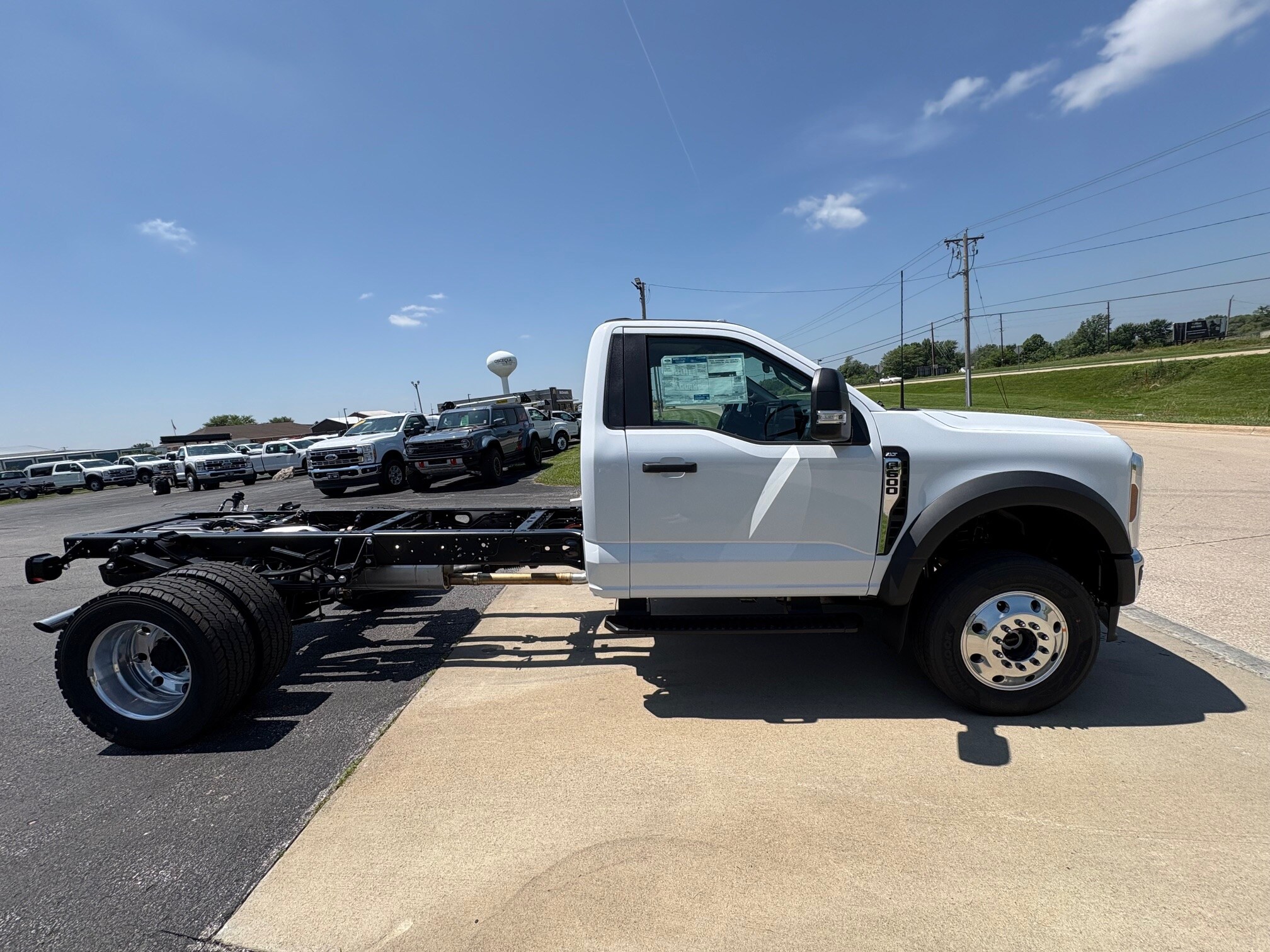 2025 Ford F-600 photo 4