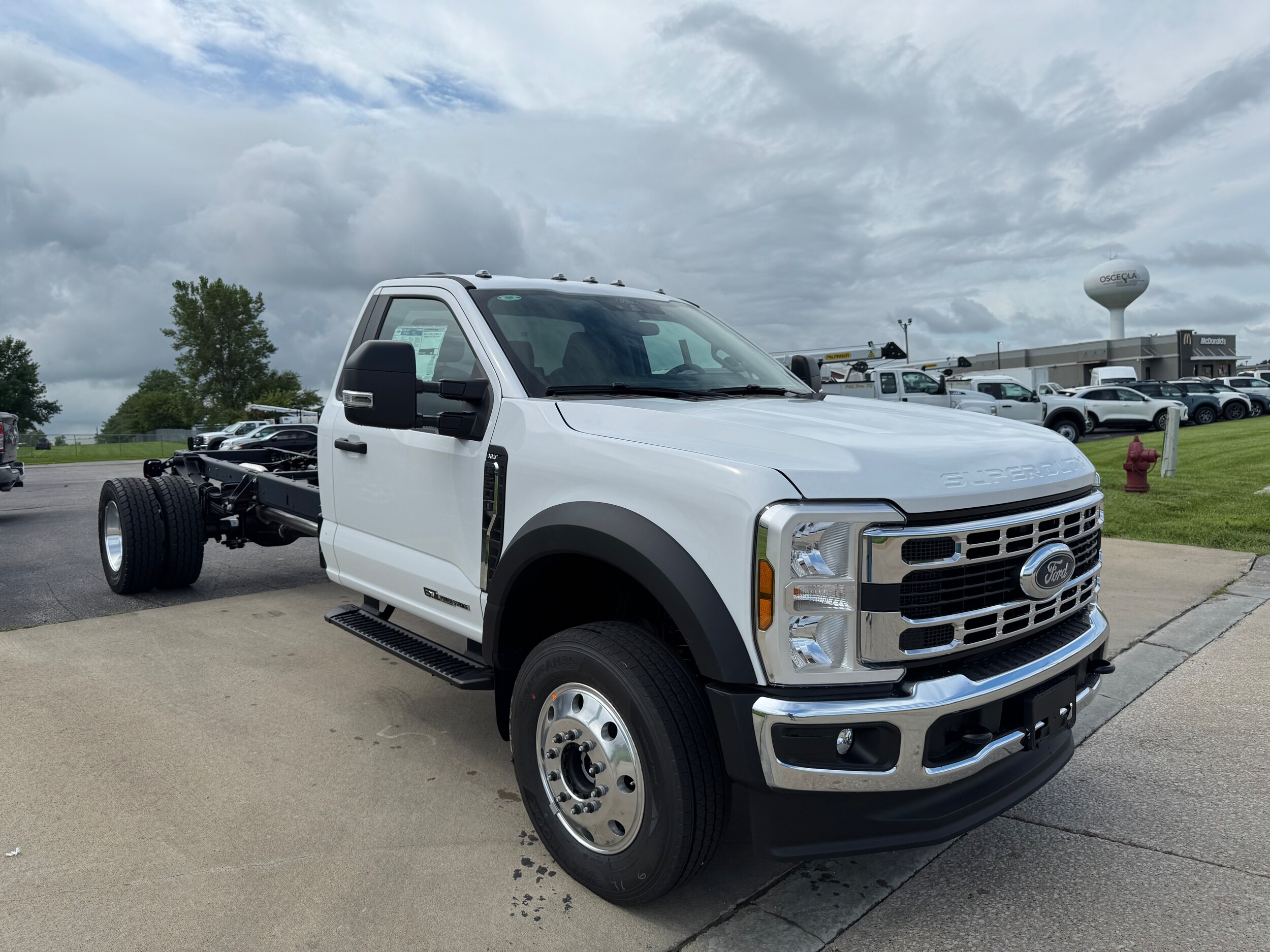 2025 Ford F-600 photo 2