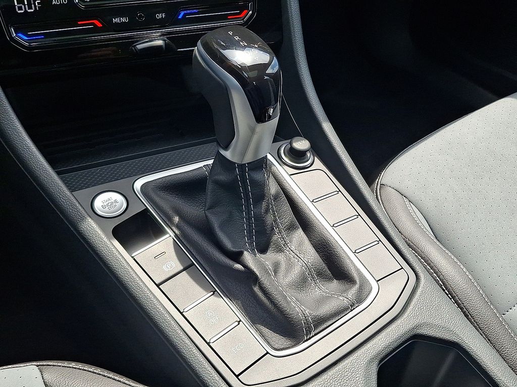 2025 Volkswagen Jetta SE - Photo 14