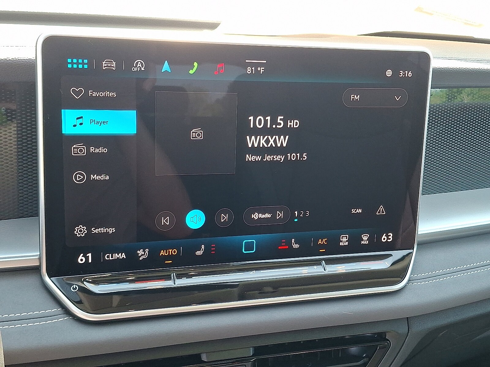 2025 Volkswagen Tiguan SE photo 3