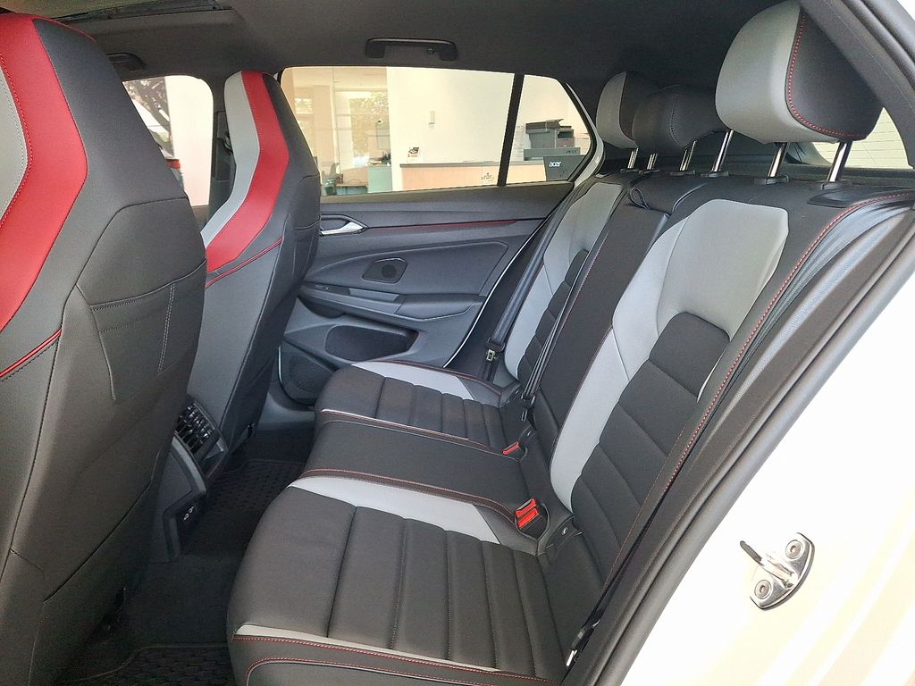 2025 Volkswagen Golf GTI SE - Photo 12
