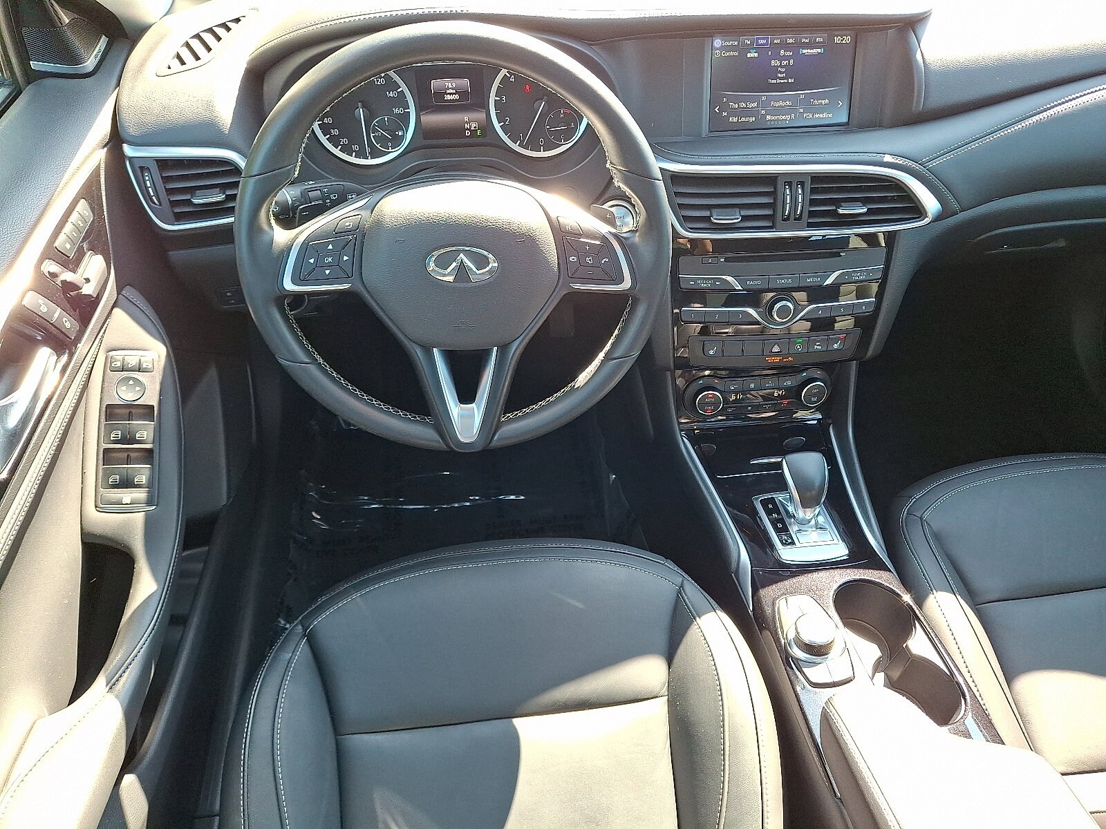 2018 Infiniti QX30 Premium photo 2