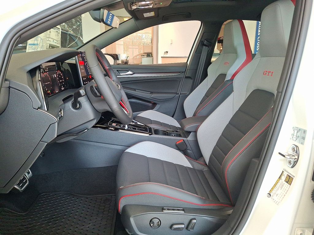 2025 Volkswagen Golf GTI SE - Photo 14