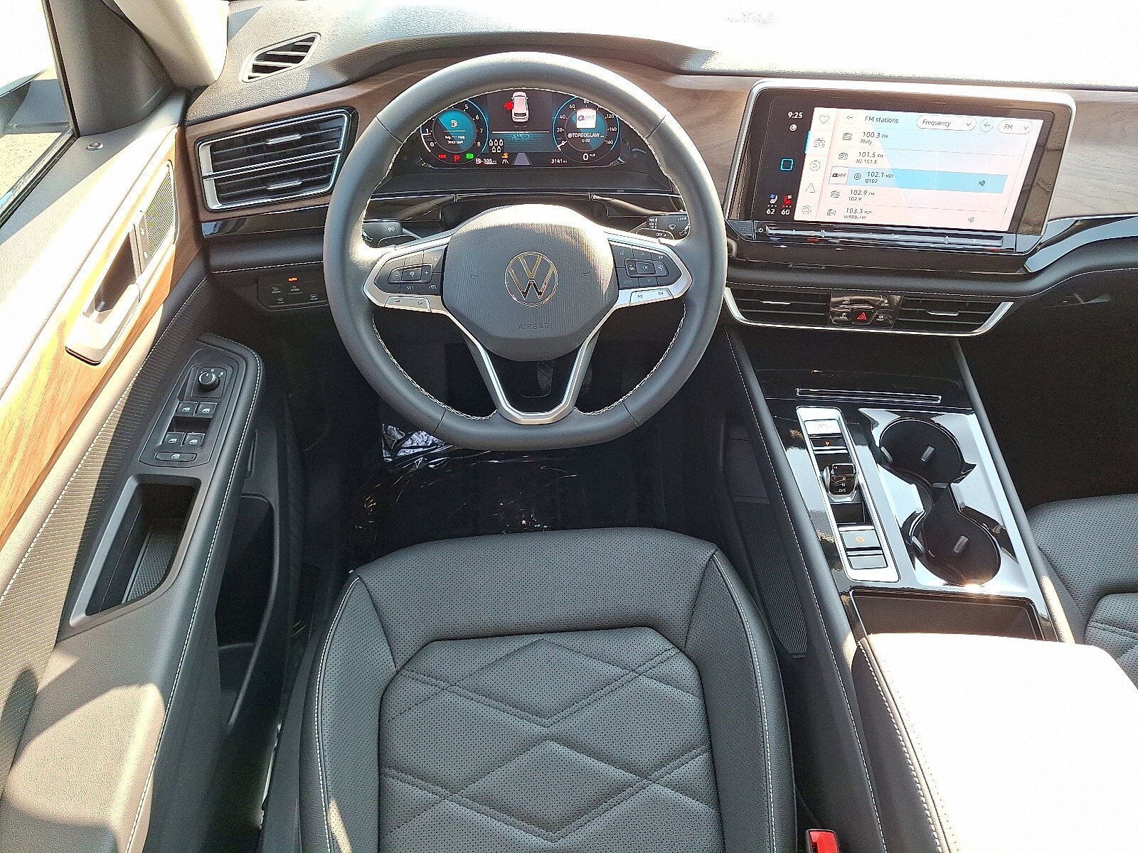 2025 Volkswagen Atlas SE Technology photo 2