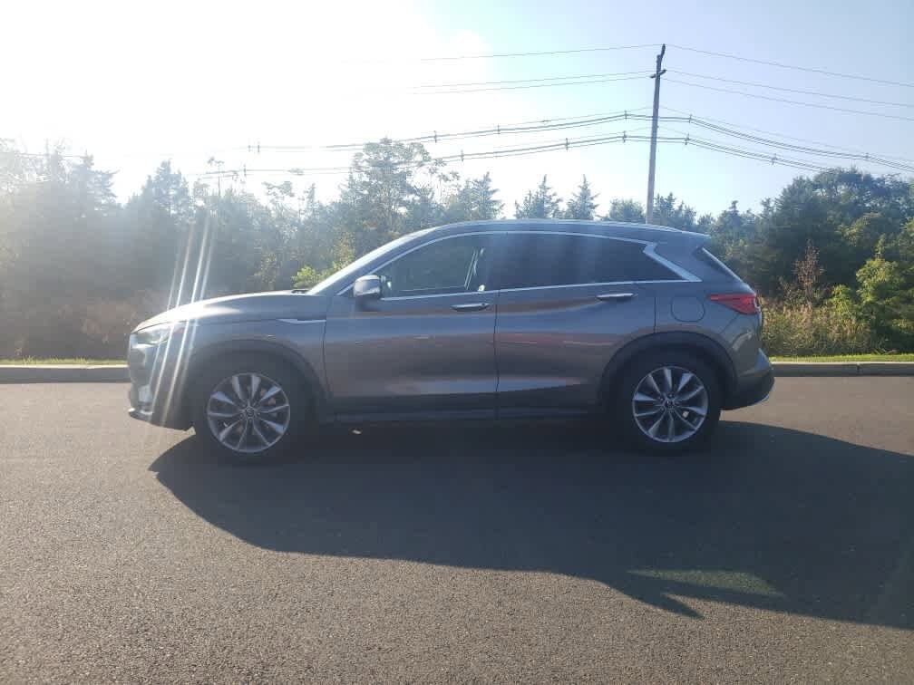 2019 Infiniti QX50 Essential AWD photo 3