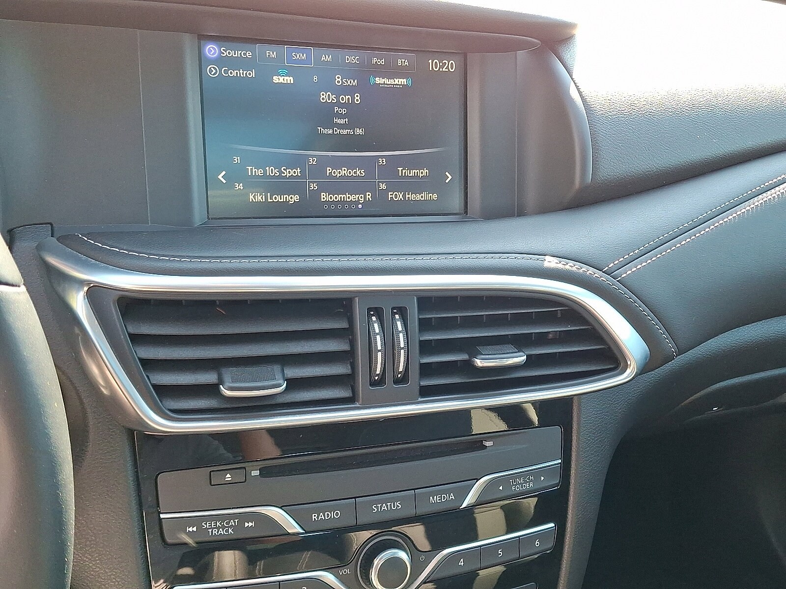 2018 Infiniti QX30 Premium photo 3