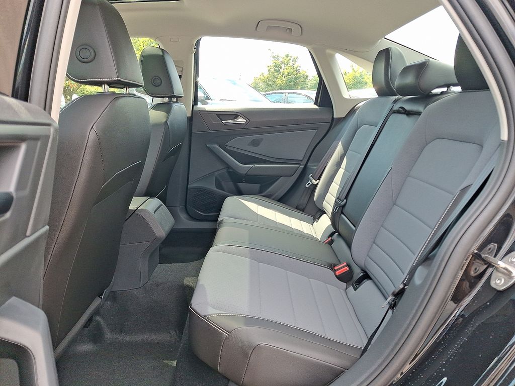 2025 Volkswagen Jetta SE - Photo 11