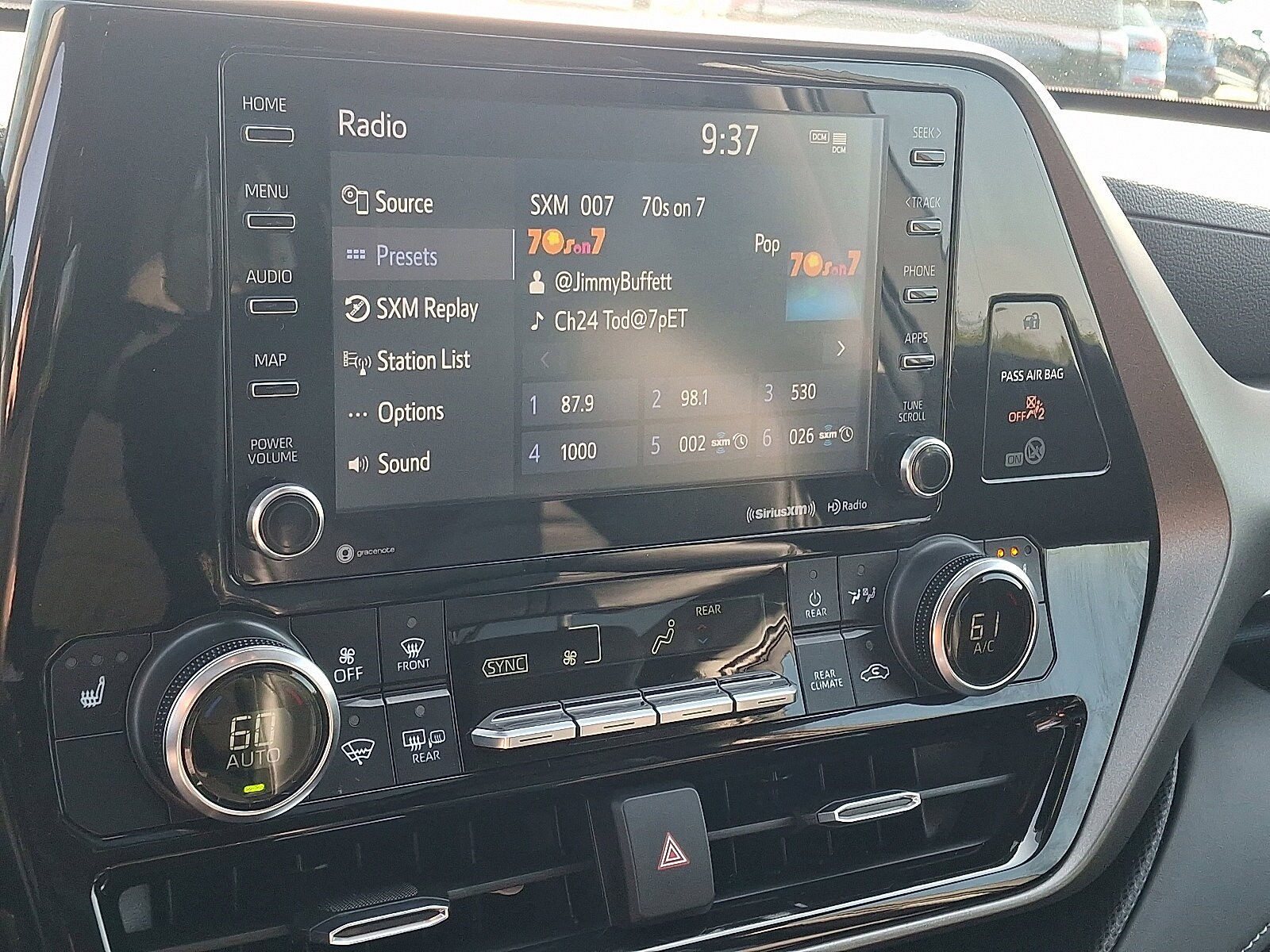 2022 Toyota Highlander XLE photo 2