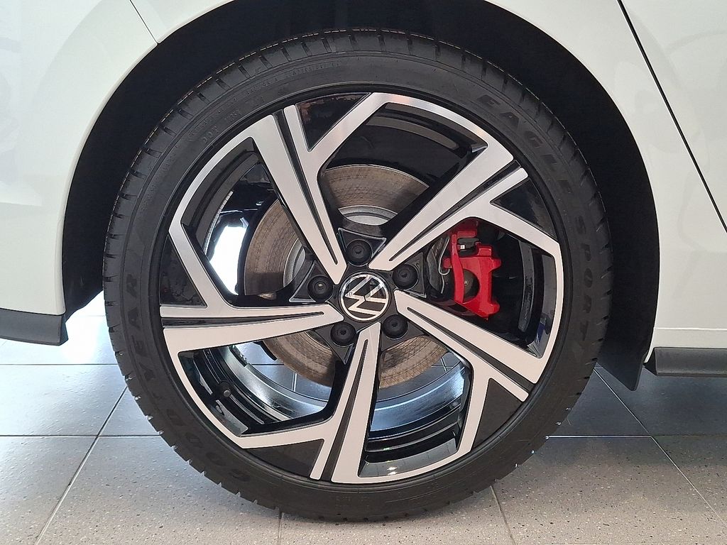 2025 Volkswagen Golf GTI SE - Photo 9