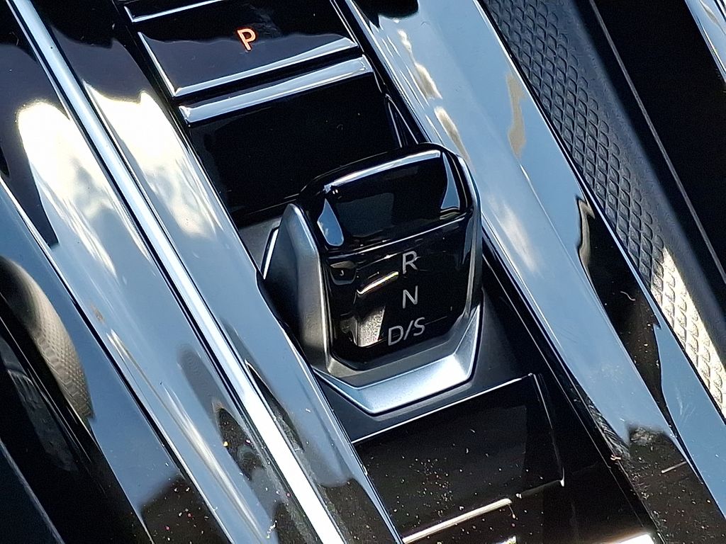 2025 Volkswagen Golf GTI SE - Photo 14