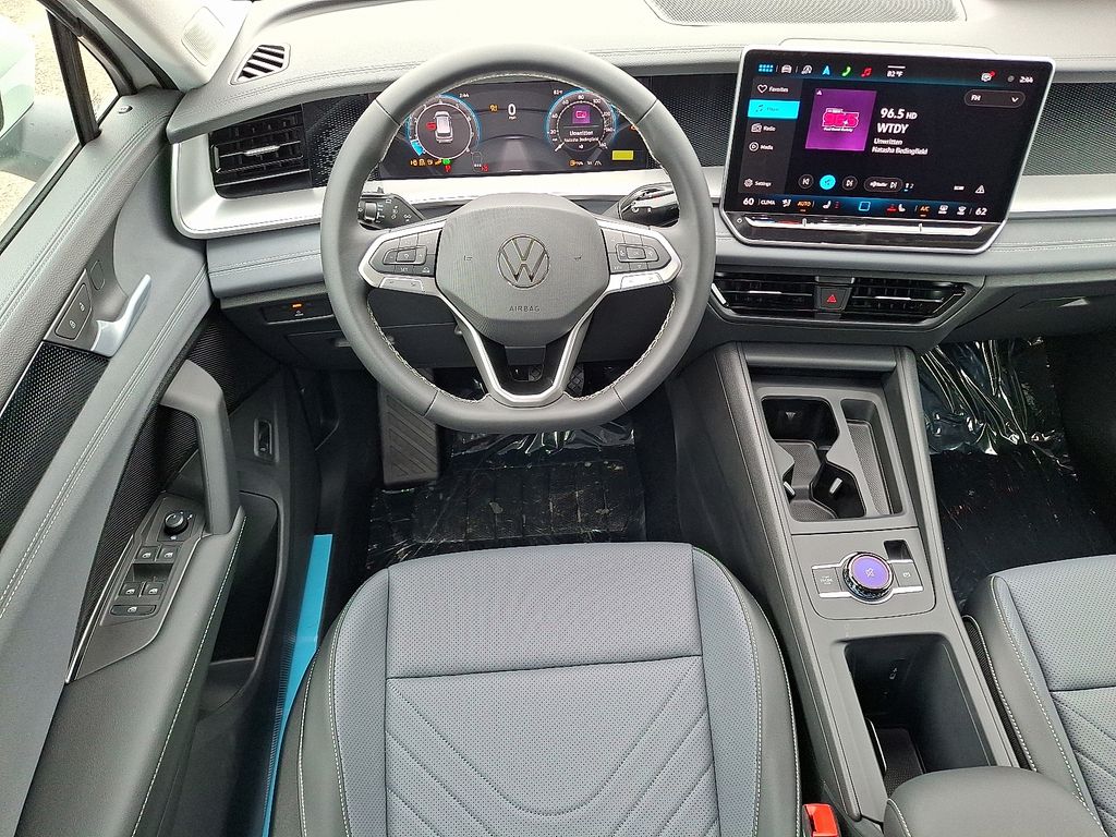 2025 Volkswagen Tiguan SE photo 2