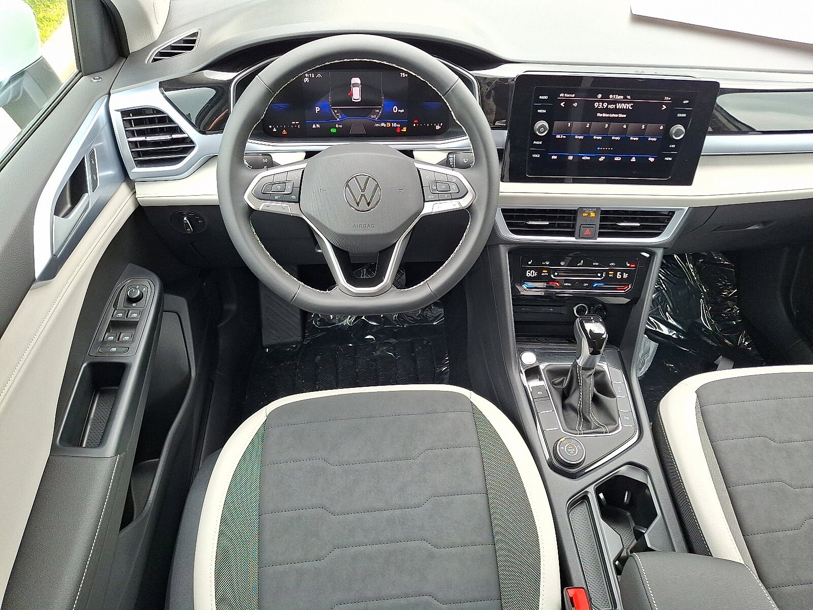 2025 Volkswagen Taos SE photo 2