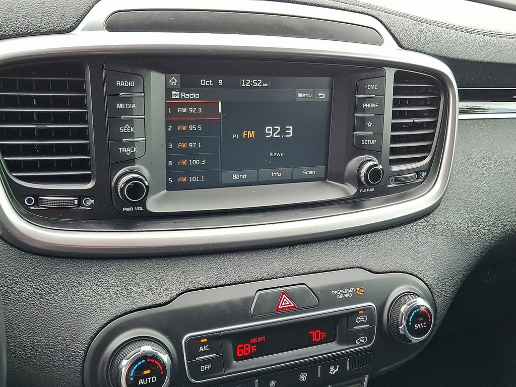 2020 Kia Sorento LX photo 3