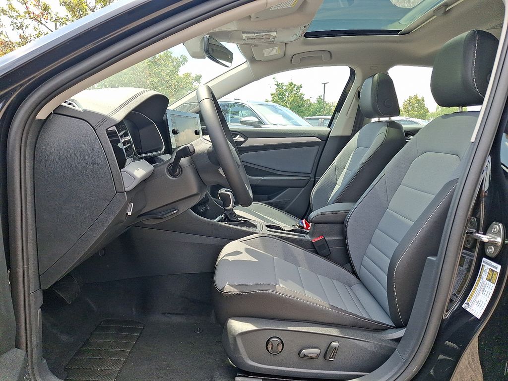 2025 Volkswagen Jetta SE - Photo 13