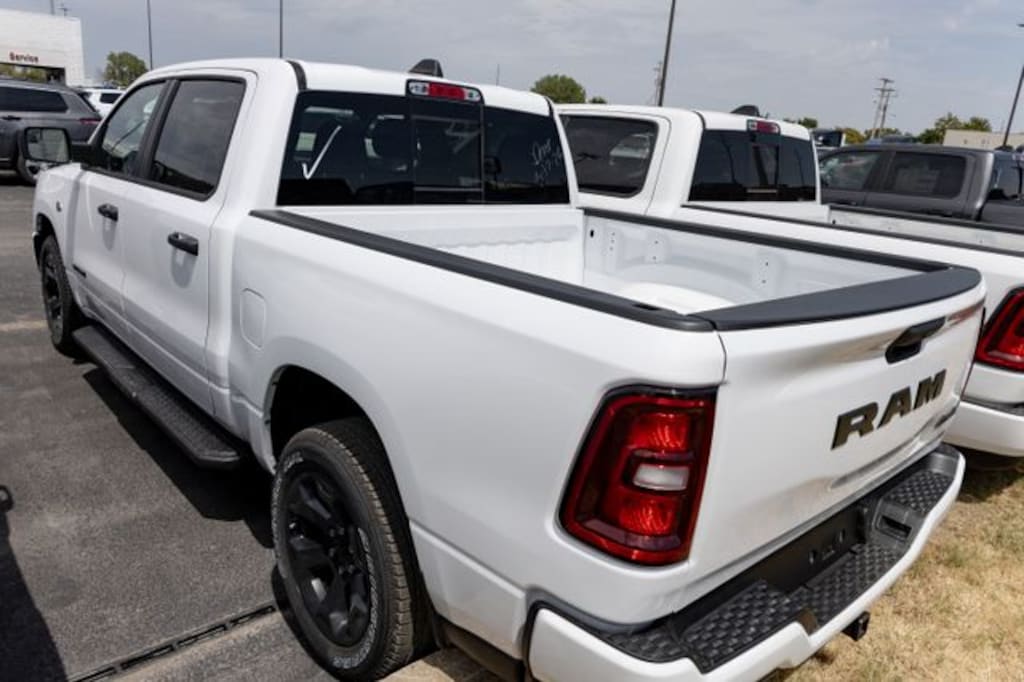 New 2026 Ram 1500 EXPRESS CREW CAB 4X4 5'7 BOX Pickup