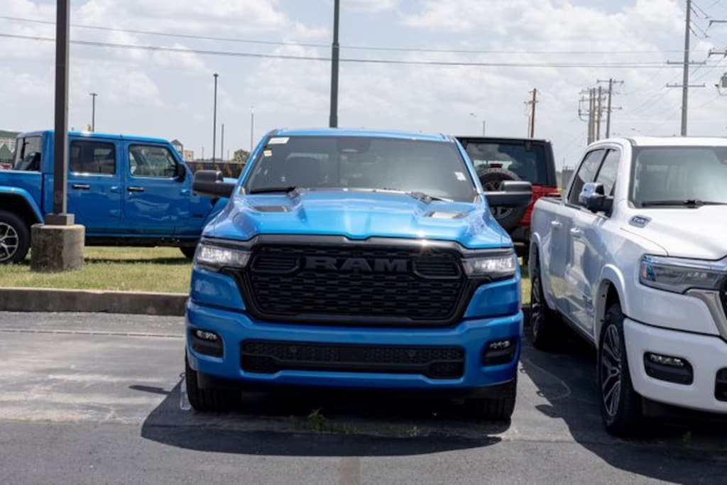 New 2026 Ram 1500 EXPRESS CREW CAB 4X4 5'7 BOX Pickup