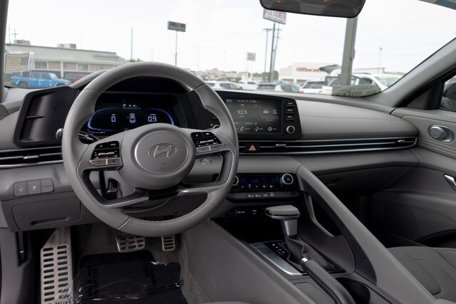 2025 Hyundai Elantra SEL Sport photo 2