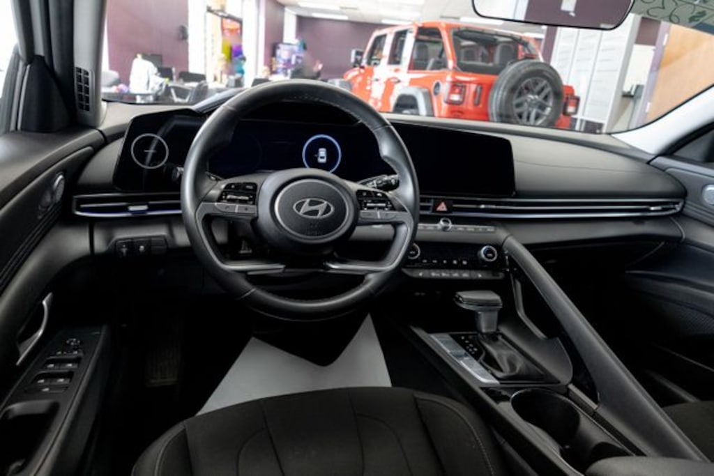 Used 2025 Hyundai Elantra SEL Convenience Sedan