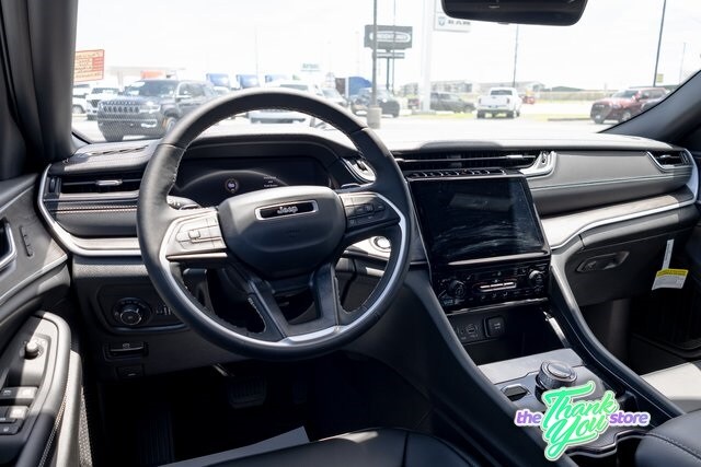 2025 Jeep Grand Cherokee Limited photo 2