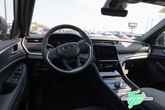 2025 Jeep Grand Cherokee Laredo photo 2