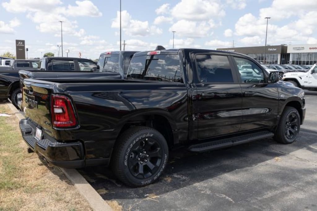 New 2026 Ram 1500 EXPRESS CREW CAB 4X4 5'7 BOX Pickup