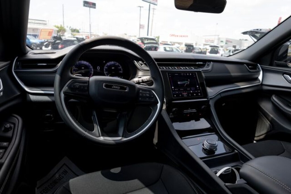 Used 2025 Jeep Grand Cherokee Laredo SUV