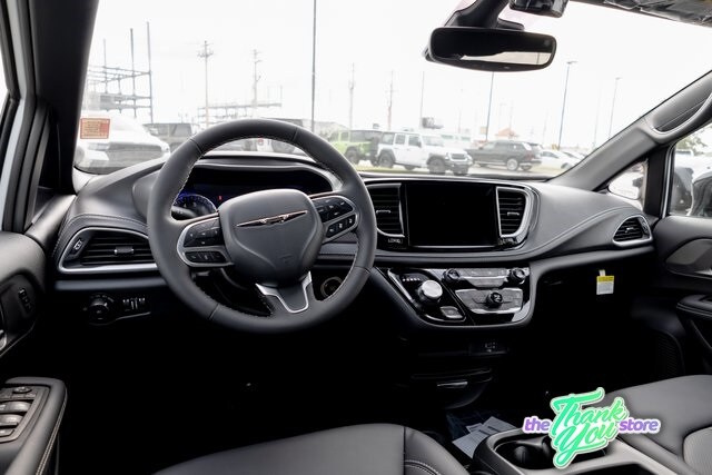 2026 Chrysler Pacifica photo 2