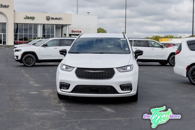 2026 Chrysler Pacifica photo 3