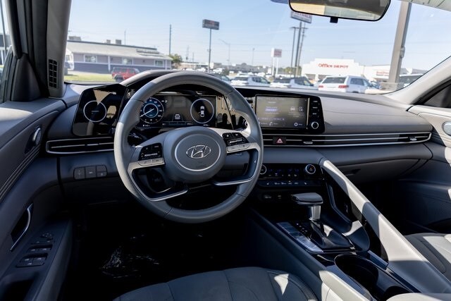 2021 Hyundai Elantra SEL Convenience photo 2