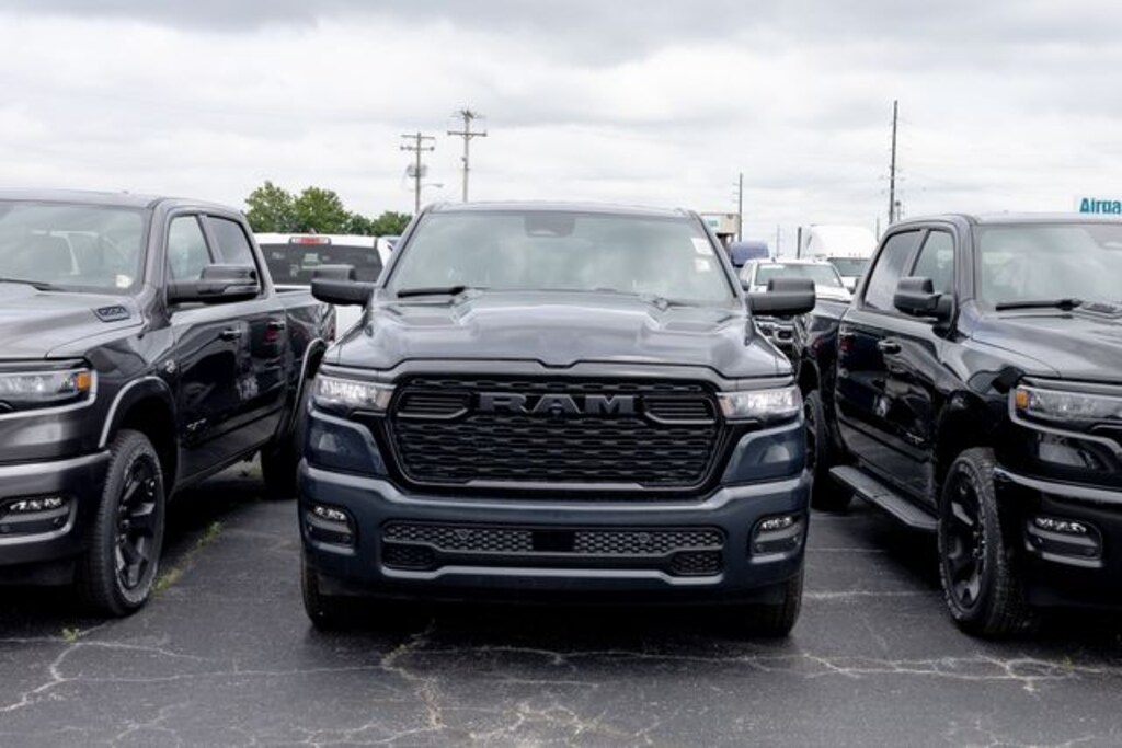 New 2026 Ram 1500 EXPRESS CREW CAB 4X4 5'7 BOX Pickup