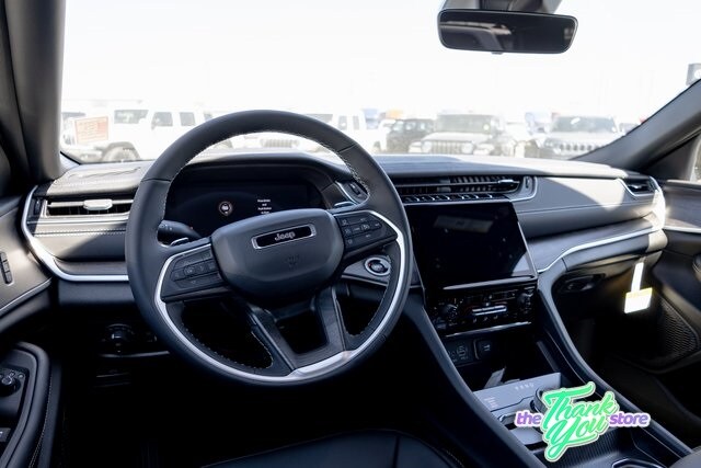 2025 Jeep Grand Cherokee Limited photo 2