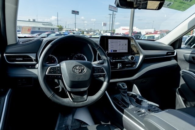 2024 Toyota Highlander XLE photo 2