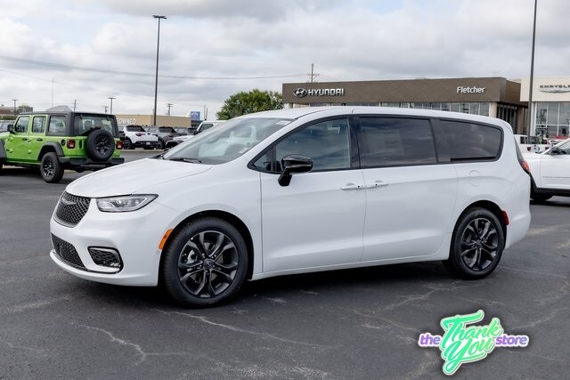 2026 Chrysler Pacifica photo 4