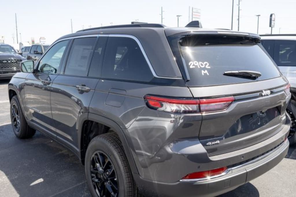 New 2026 Jeep Grand Cherokee LAREDO X 4X4 Sport Utility